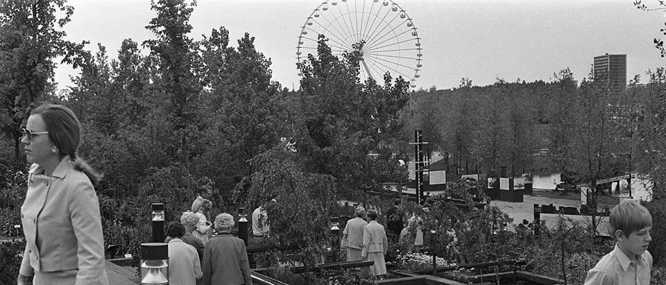 1972-Bezoekers_van_de_planten-_en_bloemententoonstelling_in_het_Amstelpark_in_Amsterdam