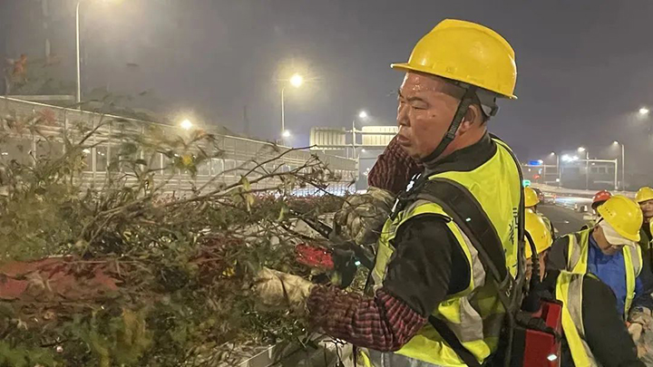 寒冬时节，作业中的工人依旧大汗淋漓