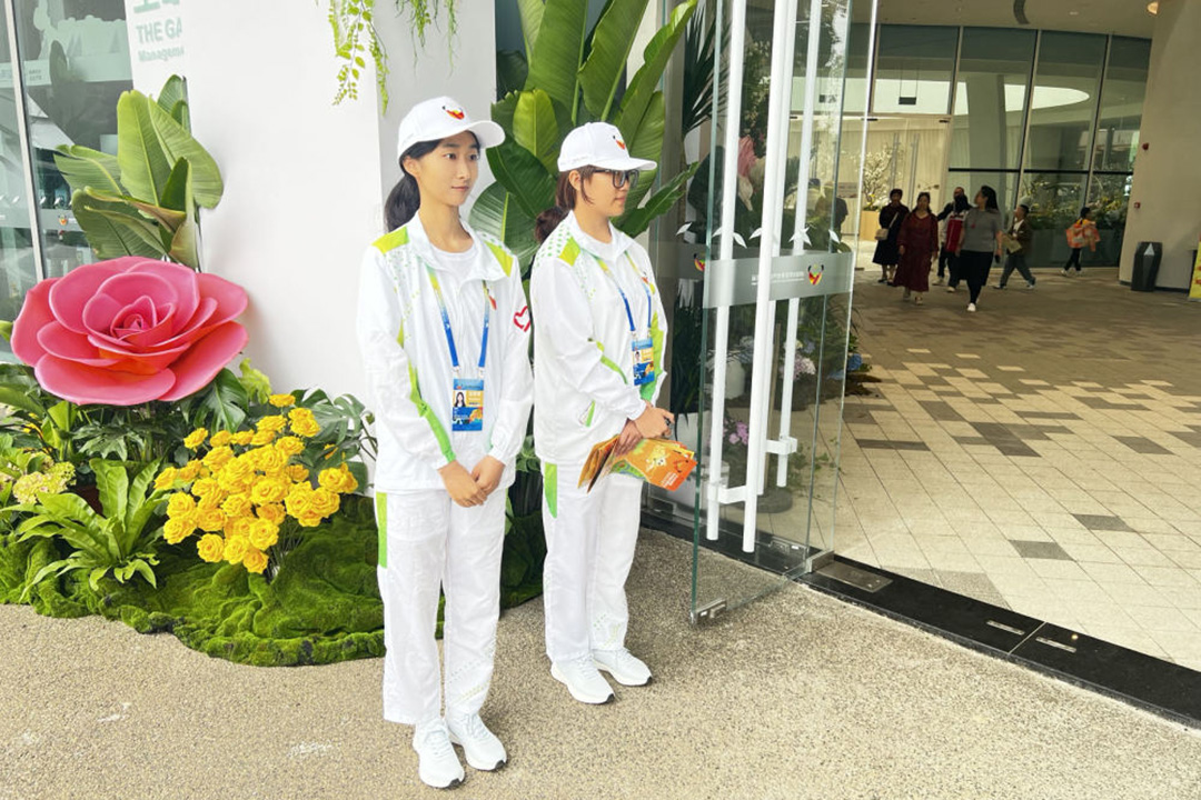志愿者陈颖（左一）在植物馆工作